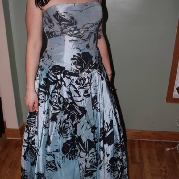 Formal Gown - Picture 1 of 3